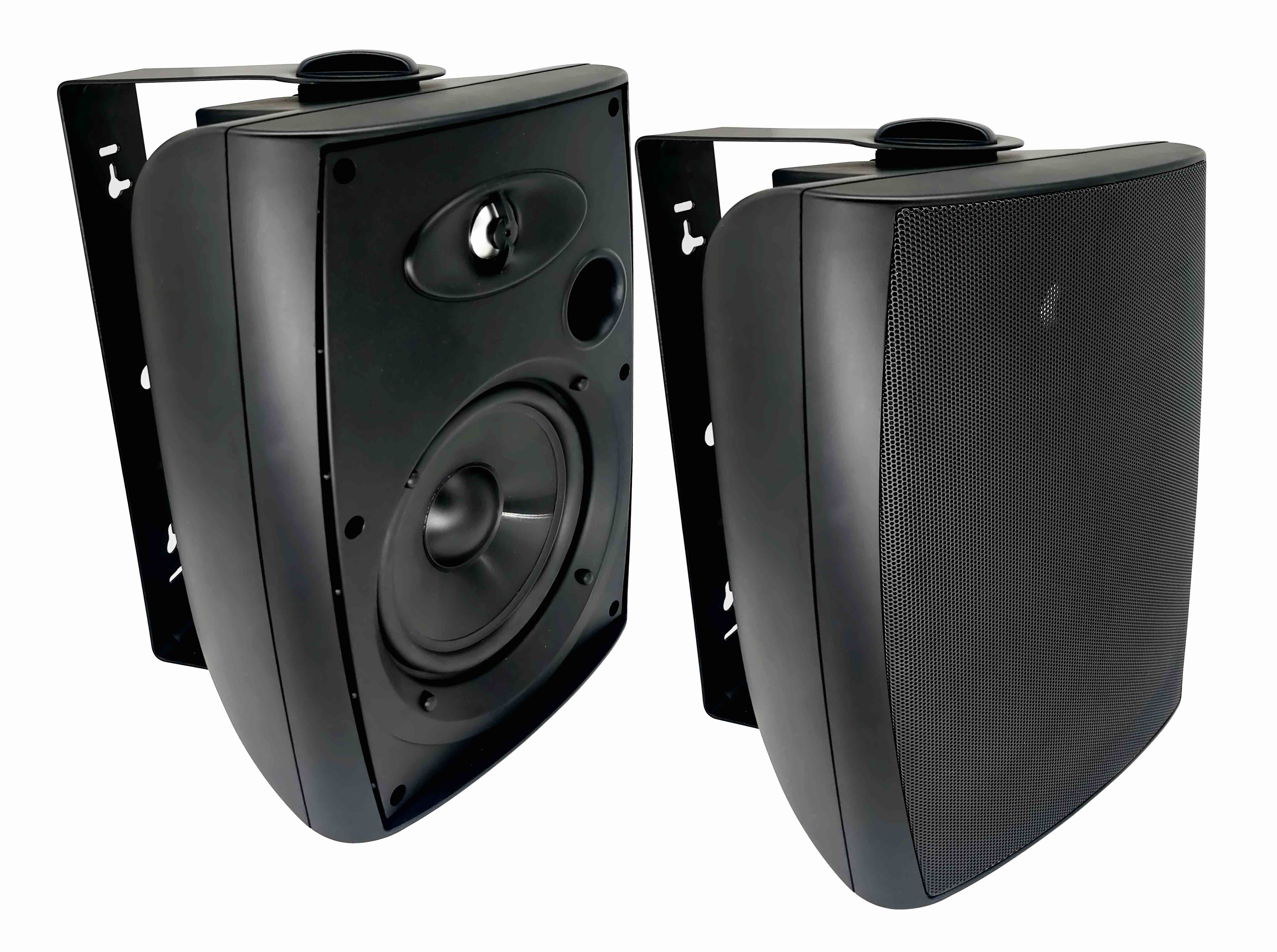 в дверях и открытых дверных колонках